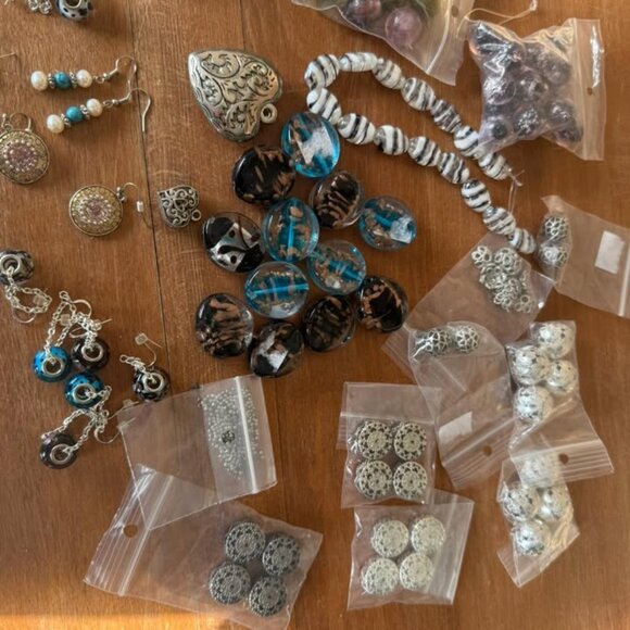 Collection of beads and earrings - Picture 4 of 4